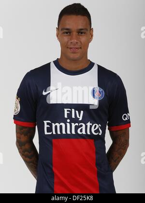 9,2013. Paris, France. Photographie de l'équipe officiel Paris St Germain et du personnel de soutien de l'équipe pour la saison 2013-2014. Gregory van der Wiel Banque D'Images