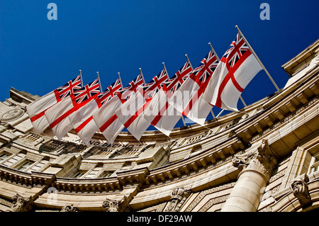 Drapeaux pavillon blanc avec l'Union Jack et croix de St George vol de l'Admiralty Arch, le Mall, Londres. Banque D'Images