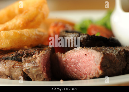 Traditionnelle de pub - steak de surlonge, d'oignon et les petits pois. Banque D'Images