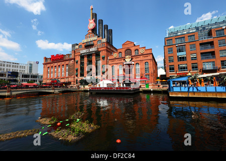 Les îles artificielles, le cadre d'un plan visant à réintroduire des zones humides à l'intérieur du port, Centrale électrique bâtiment derrière, Baltimore, USA Banque D'Images