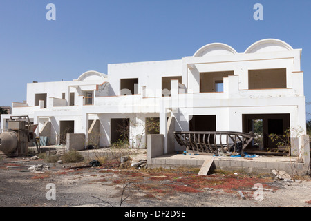 Villas inachevées causée par la récession espagnole - Costa Teguise - Lanzarote - Iles Canaries Banque D'Images