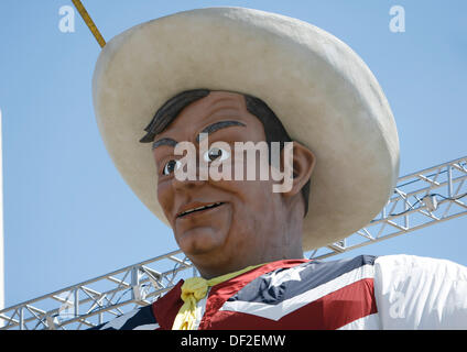 Dallas, Texas, USA. 26 août, 2013. Big Tex, le 52 pieds de hauteur et statue de l'icône marketing Foire de l'état annuel du Texas a été reconstruit. Il y a environ un an, pendant la foire, Big Tex a pris feu à partir de problèmes électriques et brûlées. Fairgoers recevront leur premier regard sur le nouveau et amélioré Big Tex le jour de l'ouverture de la Foire de l'État du Texas, qui fonctionne tous les jours à travers 20 octobre à Fair Park. Crédit : Mike Fuentes/ZUMA/ZUMAPRESS.com/Alamy fil Live News Banque D'Images