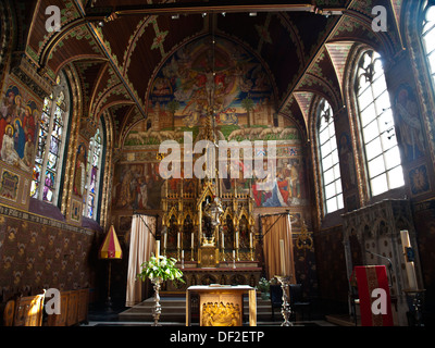 Heilig Bloed (Basilick Basilique Saint Sang) vue de l'intérieur de l'autel avec fresque et vitraux Banque D'Images