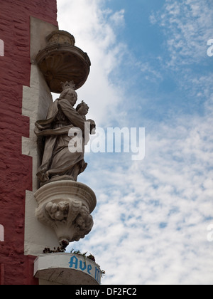 Détail de bâtiment Bruges statues Saint Mary Banque D'Images