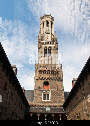 Avis de Belfort tower dans la cour à l'arrière Banque D'Images