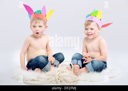 Deux enfants mignons avec chapeaux indien Banque D'Images