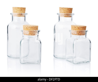 Les bouteilles en verre vides avec bouchons en liège isolé sur fond blanc Banque D'Images