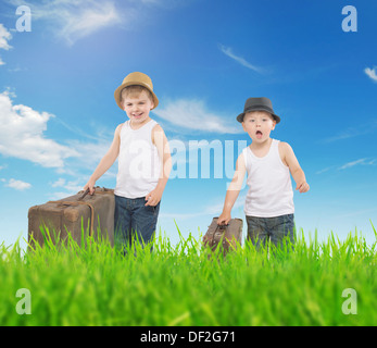 Fantaisie photo de deux frères courir avec bagages Banque D'Images