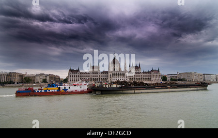 Une péniche sur le Danube par le parlement hongrois à Budapest. Banque D'Images