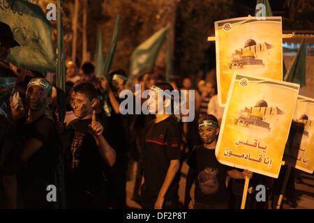 La ville de Gaza, bande de Gaza, territoire palestinien. 26 août, 2013. Les partisans du mouvement du Hamas palestinien tenir les drapeaux pendant un rassemblement marquant 13ème anniversaire de la soi-disant soulèvement Al-Aqsa ou "deuxième Intifada", et aux visites d'un site sacré de Jérusalem par les Juifs religieux, affirmant que c'est une profanation de la mosquée Al-Aqsa, dans la ville de Gaza, le 26 septembre 2013. Les Palestiniens ont marqué le 13e anniversaire de la deuxième Intifada, ou soulèvement palestinien, qui a débuté en septembre 2000 après la rupture d'entre nous, les pourparlers de paix entre Israël et les Palestiniens, qui a été aggravé par une visi Banque D'Images