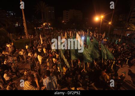 La ville de Gaza, bande de Gaza, territoire palestinien. 26 août, 2013. Les partisans du mouvement du Hamas palestinien tenir les drapeaux pendant un rassemblement marquant 13ème anniversaire de la soi-disant soulèvement Al-Aqsa ou "deuxième Intifada", et aux visites d'un site sacré de Jérusalem par les Juifs religieux, affirmant que c'est une profanation de la mosquée Al-Aqsa, dans la ville de Gaza, le 26 septembre 2013. Les Palestiniens ont marqué le 13e anniversaire de la deuxième Intifada, ou soulèvement palestinien, qui a débuté en septembre 2000 après la rupture d'entre nous, les pourparlers de paix entre Israël et les Palestiniens, qui a été aggravé par une visi Banque D'Images