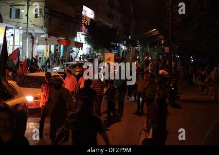 La ville de Gaza, bande de Gaza, territoire palestinien. 26 août, 2013. Les partisans du mouvement du Hamas palestinien tenir les drapeaux pendant un rassemblement marquant 13ème anniversaire de la soi-disant soulèvement Al-Aqsa ou "deuxième Intifada", et aux visites d'un site sacré de Jérusalem par les Juifs religieux, affirmant que c'est une profanation de la mosquée Al-Aqsa, dans la ville de Gaza, le 26 septembre 2013. Les Palestiniens ont marqué le 13e anniversaire de la deuxième Intifada, ou soulèvement palestinien, qui a débuté en septembre 2000 après la rupture d'entre nous, les pourparlers de paix entre Israël et les Palestiniens, qui a été aggravé par une visi Banque D'Images