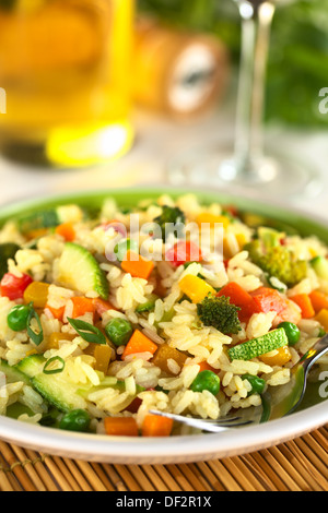 Risotto de légumes de courgette, pois, carotte, poivron rouge, le brocoli et la citrouille Banque D'Images