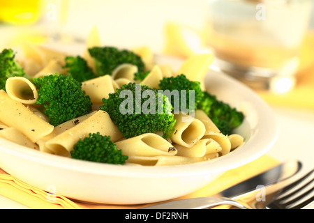 Le brocoli avec des pâtes (Selective Focus, Focus sur le brocoli dans le milieu de l'image) Banque D'Images