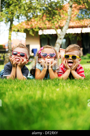 Enfants Trio montrant leurs langues Banque D'Images