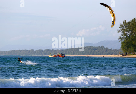 Le kite surf à Nai Yang Beach sur l'île de Phuket, Thaïlande Banque D'Images