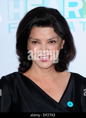 Los Angeles, CA. 26 août, 2013. Shohreh Aghdashloo arrivées pour JoyROCKS au lancement de la Fondation coeur joyeux PAS PLUS CAMPAGNE DE MESSAGES, lait Studios, Los Angeles, CA Septembre 26, 2013. Credit : Dee Cercone/Everett Collection/Alamy Live News Banque D'Images