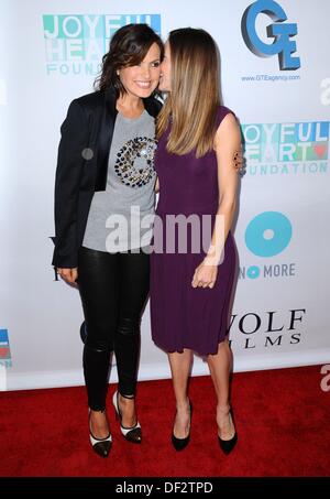 Los Angeles, CA. 26 août, 2013. Mariska Hargitay, Hilary Swank pour JoyROCKS arrivées au lancement de la Fondation coeur joyeux PAS PLUS CAMPAGNE DE MESSAGES, lait Studios, Los Angeles, CA Septembre 26, 2013. Credit : Dee Cercone/Everett Collection/Alamy Live News Banque D'Images