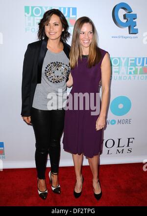 Los Angeles, CA. 26 août, 2013. Mariska Hargitay, Hilary Swank pour JoyROCKS arrivées au lancement de la Fondation coeur joyeux PAS PLUS CAMPAGNE DE MESSAGES, lait Studios, Los Angeles, CA Septembre 26, 2013. Credit : Dee Cercone/Everett Collection/Alamy Live News Banque D'Images