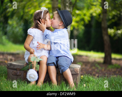 Joli couple d'enfants qui s'embrassent Banque D'Images