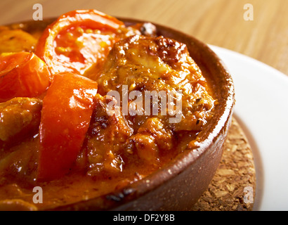 Chakhokhbili-chicke n avec tomates et oignons Poulet aliment traditionnel géorgien . Banque D'Images