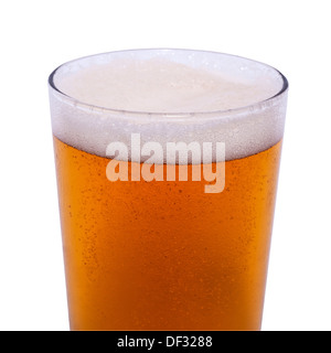 Une pinte de bière blonde sur fond blanc Banque D'Images