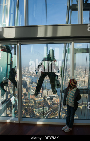 À l'enfant à un rappel de nettoyant pour vitres nettoyage de l'extérieur de la vitre de la vue depuis l'observatoire d'échardes, en haut de la gratte-ciel d'échardes, Londres, Angleterre Banque D'Images