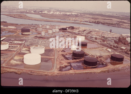 AMERICAN CYANIMID BP ET RÉSERVOIRS DE STOCKAGE SUR LE CÔTÉ DU NEW JERSEY DE L'ARTHUR KILL, AVEC DES RÉSERVOIRS DE PÉTROLE DU GOLFE à Staten Island dans... 551982 Banque D'Images