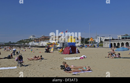 La plage et la jetée de Bournemouth BOURNEMOUTH Dorset England Banque D'Images