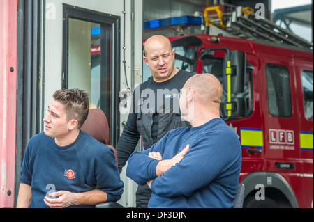 Londres, Royaume-Uni. 25 Septembre, 2013. Les pompiers de la caserne de Clapham, qui faisaient face à la clôture jusqu'à ce qu'un sursis, récemment sortie en quatre heures de grève pour les retraites. Clapham, Londres, Royaume-Uni, 25 août 2013. © Guy Bell/Alamy Live News Banque D'Images