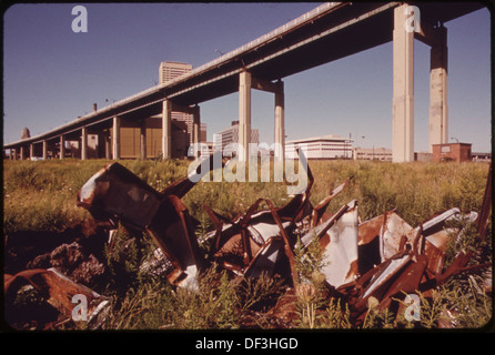 Le Buffalo Skyway près du centre-ville de Buffalo, New York, passe au-dessus d'une décharge de ferraille. L’image met en valeur l’infrastructure urbaine et son interaction avec les sites industriels de la ville. Banque D'Images