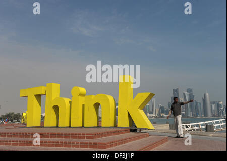 (Dpai-file) un fichier photo datée du 06 janvier 2011 montre une sculpture faite de lettres formant le mot 'penser' debout sur la promenade du port de Doha (Qatar). Photo : Andreas Gebert/dpa Banque D'Images