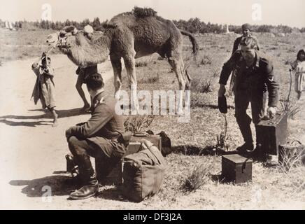 L'image de la propagande nazie! Dépeint les soldats de la Wehrmacht allemande à leur arrivée en Afrique, publié le 21 avril 1942. Lieu inconnu. Fotoarchiv für Zeitgeschichte Banque D'Images