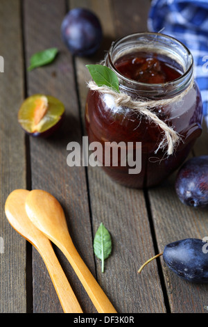 Confiture de prunes maison sur la table, de l'alimentation close up Banque D'Images