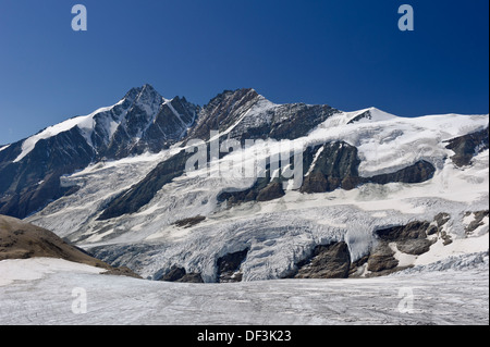 Autriche / Parc national de Hohe Tauern - Impacts du changement climatique : le Mont Grossglockner s'élevant au-dessus de la fonte du glacier Pasterze. Banque D'Images