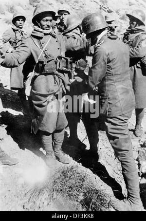 L'image de la propagande nazie! Dépeint les soldats américains et français en Tunisie, publié le 32 février 1943. Lieu inconnu. Fotoarchiv für Zeitgeschichte Banque D'Images