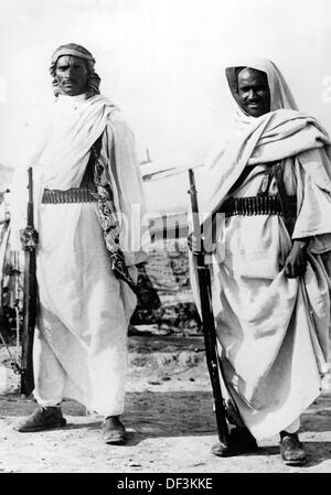 L'image de la propagande nazie! Dépeint les Bédouins avec les troupes italiennes en Afrique du Nord, publié le 18 septembre 1940. Lieu inconnu. Fotoarchiv für Zeitgeschichte Banque D'Images