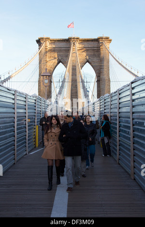 Personnes marchant sur le pont de Brooklyn comme il est en maintenance le 13 octobre 2012 à New York, NY, USA. Banque D'Images