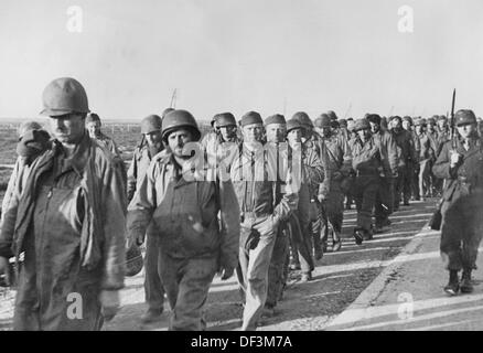 L'image de la propagande nazie! Dépeint les soldats anglais capturés en Tunisie, publié le 16 mars 1943. Lieu inconnu. Fotoarchiv für Zeitgeschichte Banque D'Images