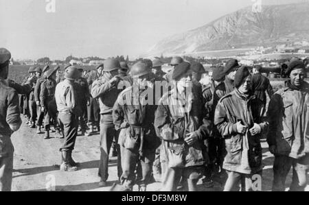 L'image de la propagande nazie! Dépeint des soldats britanniques et américains, capturés par des soldats de la Wehrmacht allemande et emmenés dans un camp de prison, en Tunisie, publié le 9 décembre 1942. Lieu inconnu. Fotoarchiv für Zeitgeschichte Banque D'Images