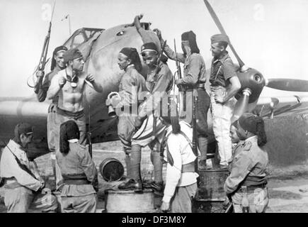 L'image de la propagande nazie! Dépeint les soldats coloniaux italiens et les soldats allemands à côté d'un avion de bombardement de la Wehrmacht allemande en Afrique du Nord, publié le 31 mars 1941. Lieu inconnu. Fotoarchiv für Zeitgeschichte Banque D'Images