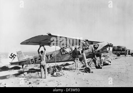 L'image de la propagande nazie! Dépeint un Fieseler Fi 156 sur un aérodrome de la Wehrmacht allemande en Tunisie, publié le 7 avril 1941. Lieu inconnu. Le texte au dos de l'image se lit comme suit: 'Le stork est également arrivé dans le sud. Il sera non seulement utilisé comme avion de liaison entre les membres du personnel, mais il fera également partie du groupe d'avions de reconnaissance. Fotoarchiv für Zeitgeschichte Banque D'Images