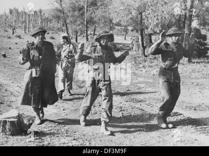 L'image de la propagande nazie! Décrit les soldats britanniques capturés et emmenés dans un camp de détention par des soldats de la Wehrmacht allemande, en Tunisie, publié le 17 décembre 1942. Lieu inconnu. Fotoarchiv für Zeitgeschichte Banque D'Images