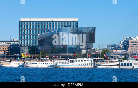 Suède, Stockholm - Waterfront Centre des congrès et les bateaux à vapeur. Banque D'Images