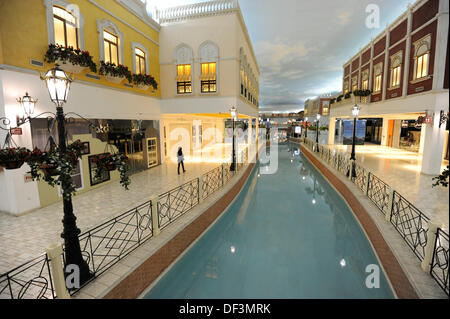 (Dpai-file) un fichier photo en date du 07 janvier 2011 montre une femme marche à travers le village shopping mall à Doha, Qatar. Photo : Andreas Gebert/dpa Banque D'Images