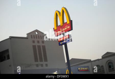 (Dpai-file) un fichier photo datée du 08 janvier 2011 montre le logo de la chaîne de fast-food McDonald's en arabe à Doha, Qatar. Photo : Andreas Gebert/dpa Banque D'Images