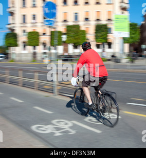 Suède, Stockholm - cycliste dans une bande cyclable Banque D'Images