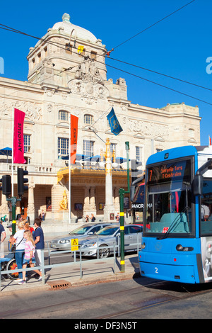 Suède, Stockholm - Théâtre Dramatique Royal et le trafic urbain Banque D'Images