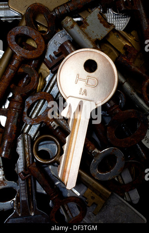 Brillant,marque,neuf,clé,sur,dessus,de,vieux,rouillé,vieux,clés,agent immobilier, Location,louer,propriétaire,maison,bureau,Yale,1, Banque D'Images