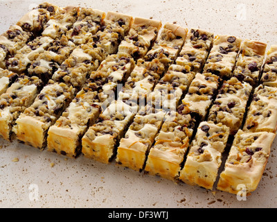 La canneberge chocolat barres fromage traybake Banque D'Images